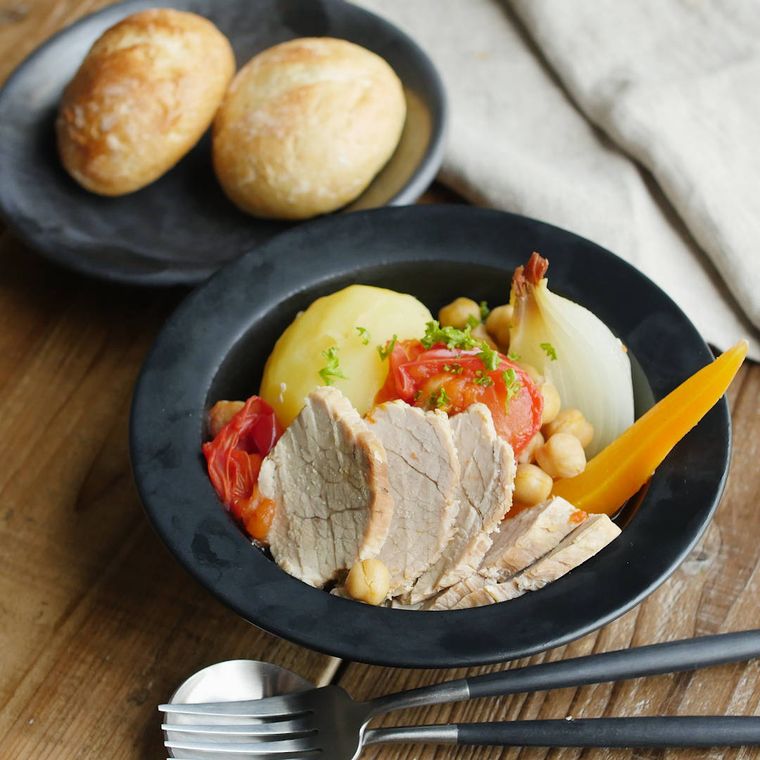 黒い皿にのった塩麹豚のじんわりポトフ