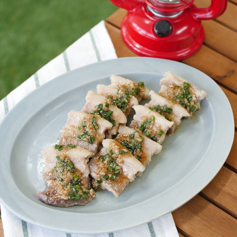 グレーの楕円型の皿にのった塩麹の豚バラ塩チャーシュー