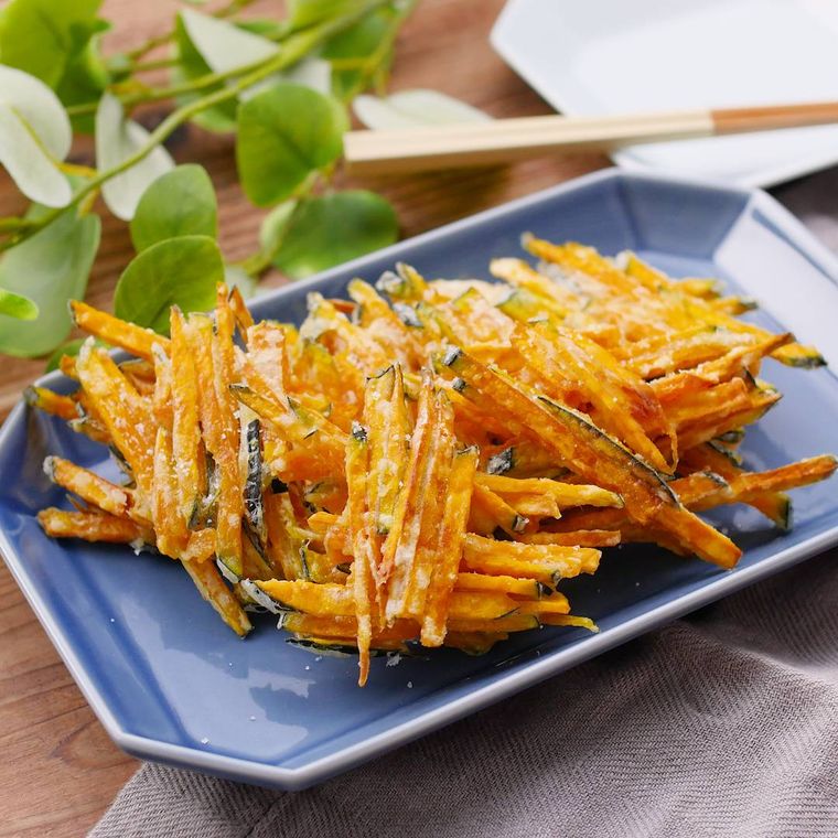 青い皿の上にあるかぼちゃのかき揚げ