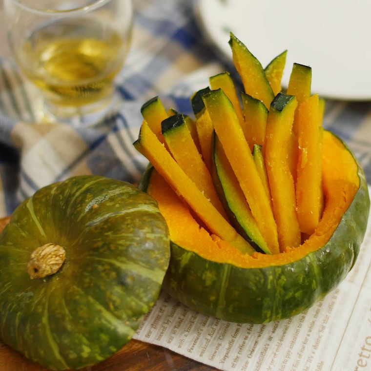 かぼちゃの器に入っている子供のほくほくフライドかぼちゃ