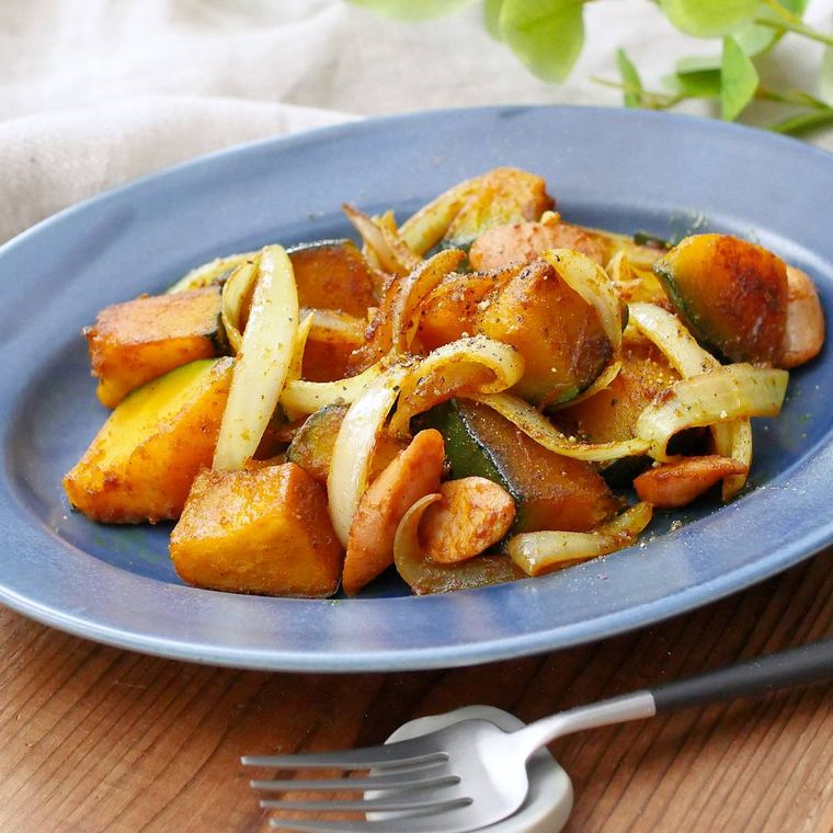 青い皿に盛られている簡単ジャーマンかぼちゃ