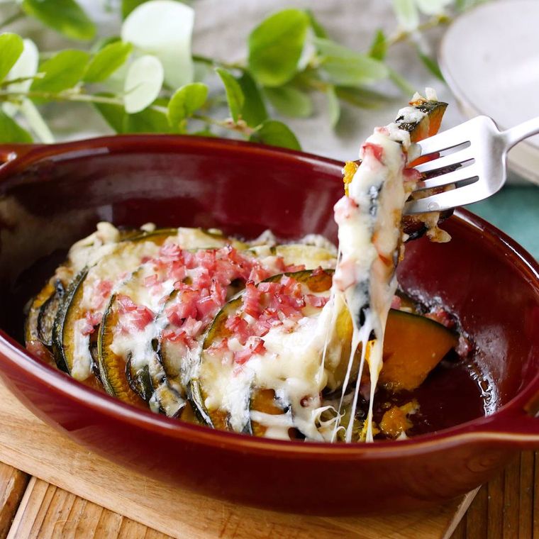 ブラウンのグラタン皿に盛られたかぼちゃとなすのチーズ焼き