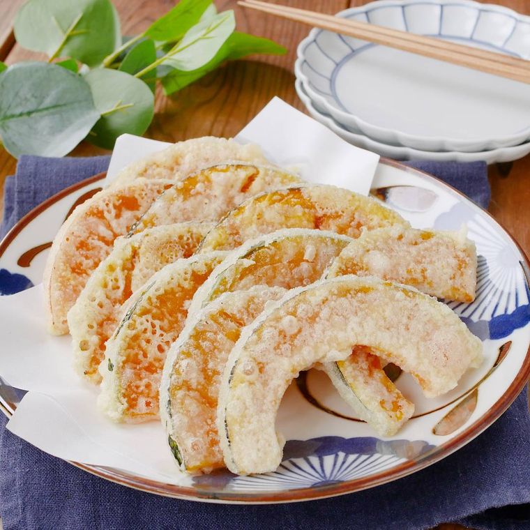 和柄の皿に乗っているかぼちゃの簡単天ぷら