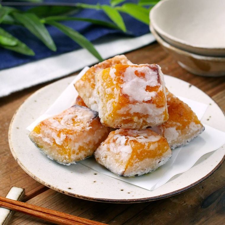 白い皿の上に乗っている大人のかぼちゃ唐揚げ