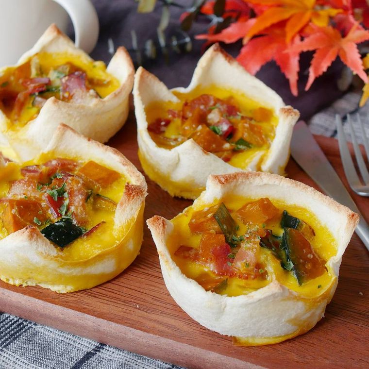 木のプレートの上にある食パンでかぼちゃキッシュ