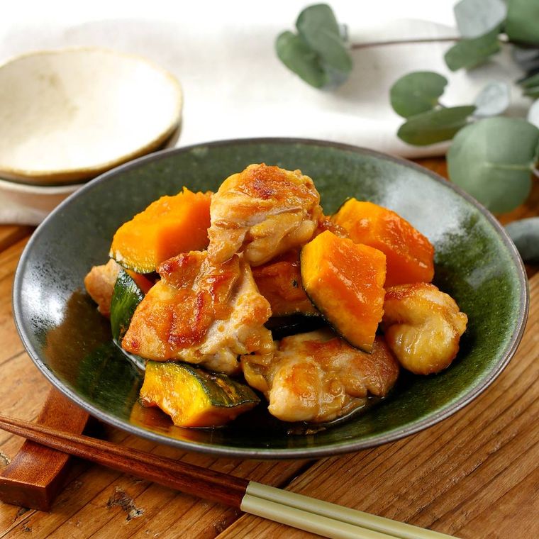 緑の器に盛られているかぼちゃと鶏肉のバターしょうゆ炒め