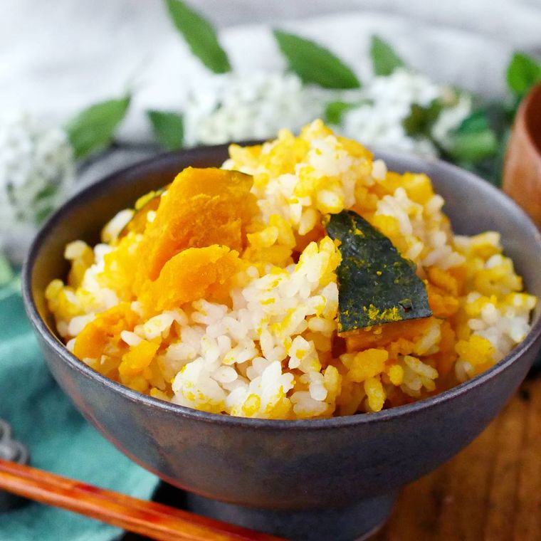 黒い茶碗に盛られた簡単かぼちゃごはん