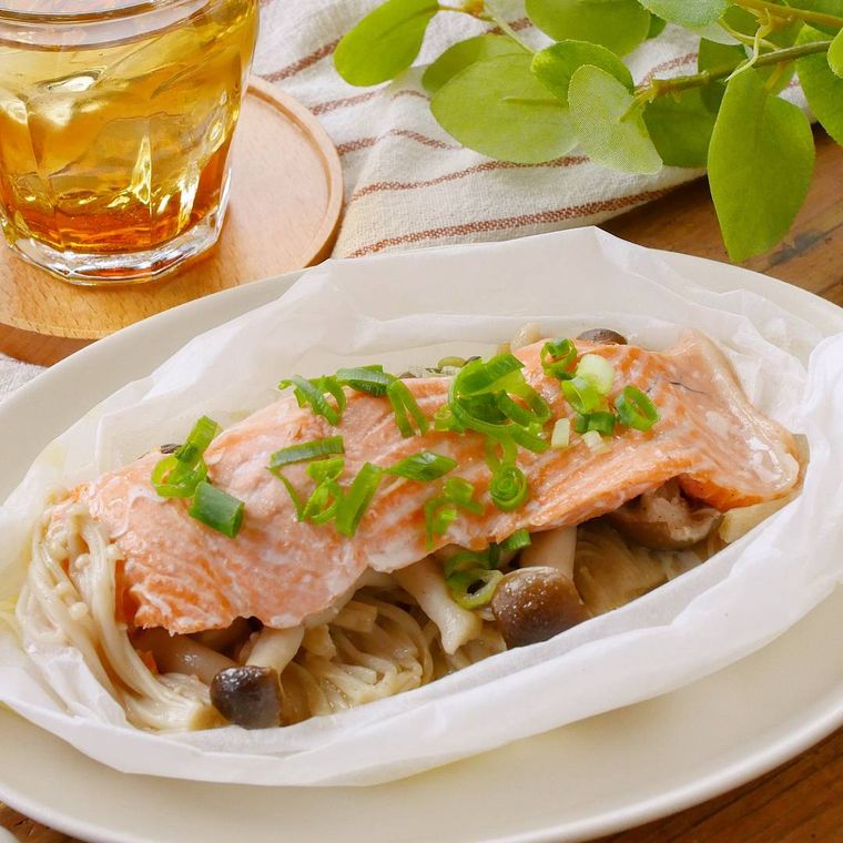 白い皿に盛られた、塩鮭ときのこのレンジ包み蒸し