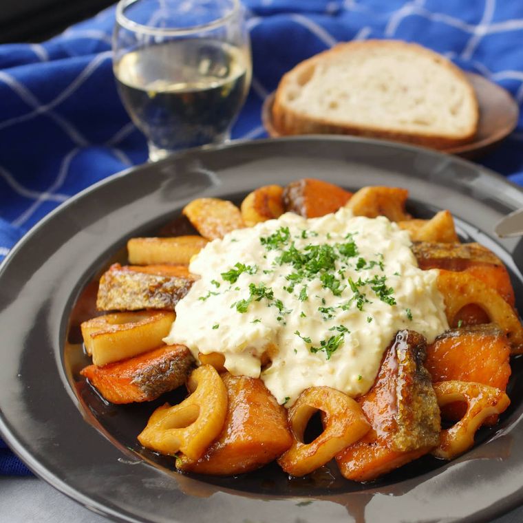 黒い丸皿に盛られた、甘塩鮭とれんこんの南蛮タルタル