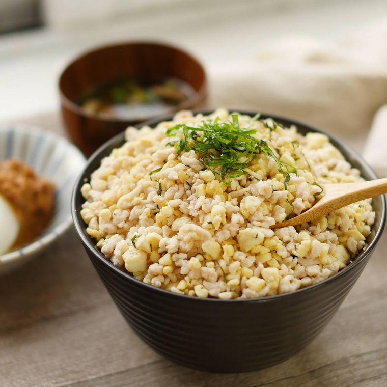 黒い丼に盛られた、鶏ひき肉と豆腐で作る塩そぼろ丼