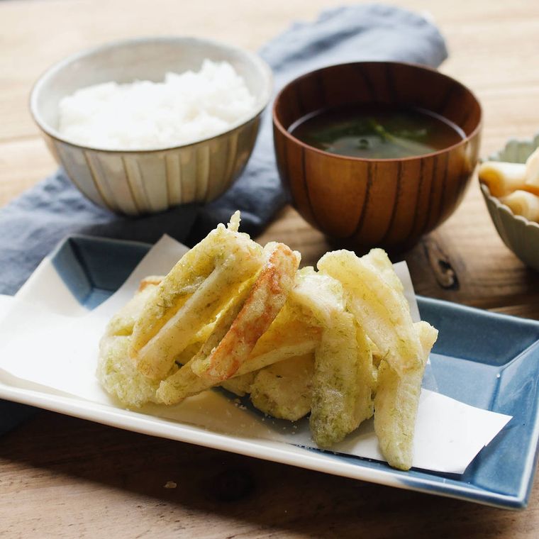 青色の和食器にれんこんスティックの磯辺揚げが盛られている