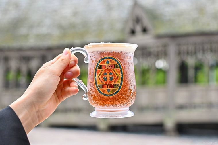 スタジオツアー東京のバタービールを手で持っている様子