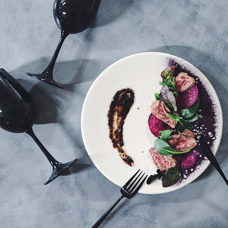 白い皿に盛られた牛もも肉のタリアータ