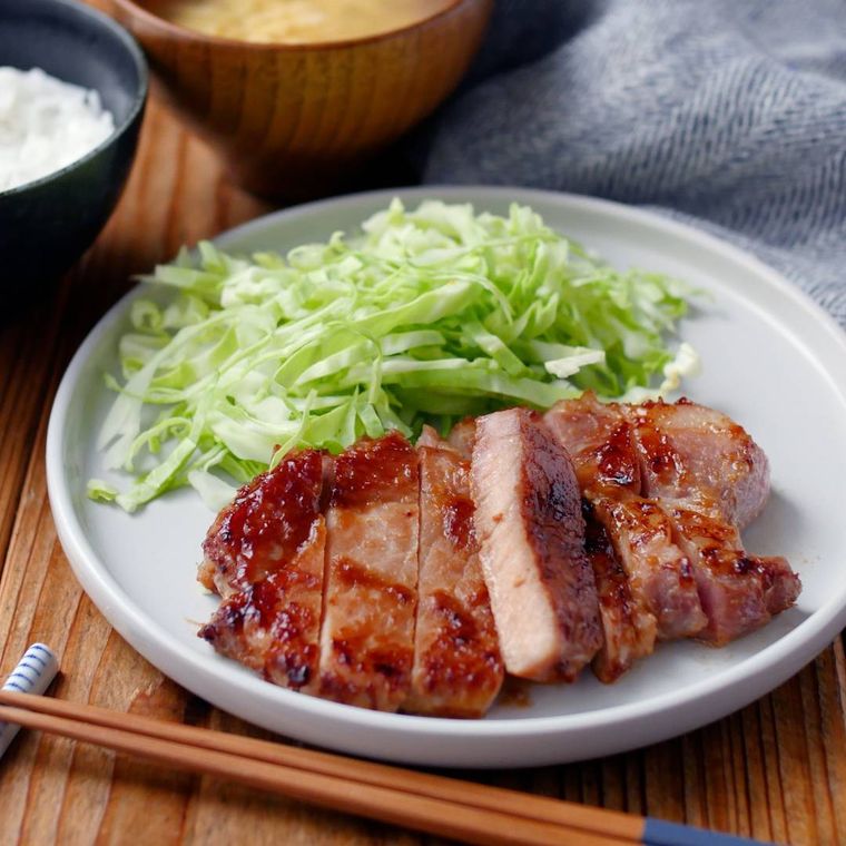 グレーの皿にのった豚ロース肉のみそ漬け