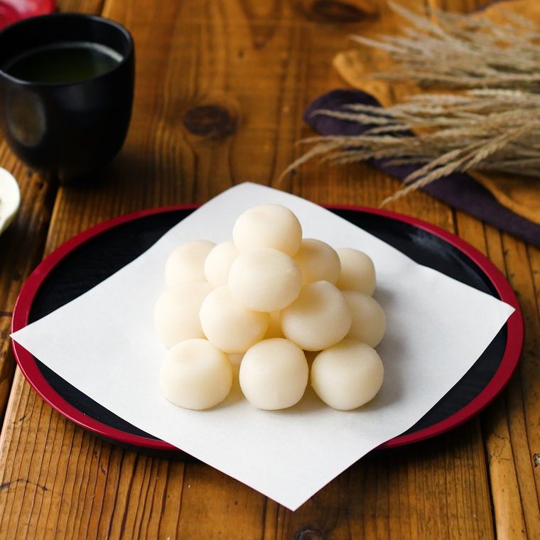 だんご粉で作った基本の月見団子が和風のおぼんの上に盛り付けられているところ
