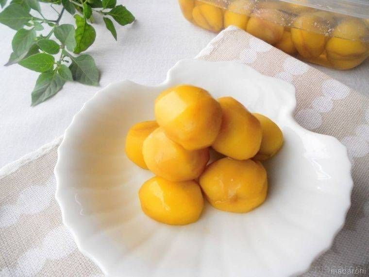 貝型の白色の皿に盛られた栗の甘露煮