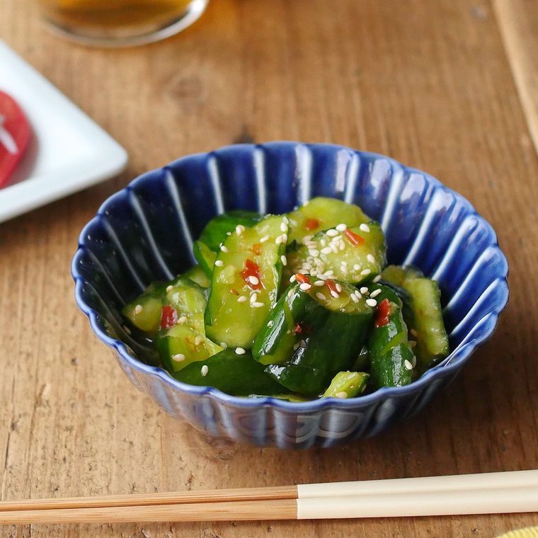 藍色の小鉢に盛りつけられているたたききゅうりの中華風浅漬け