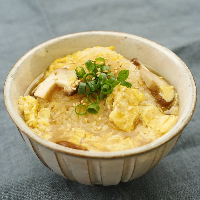 丼鉢に盛りつけられている焼きおにぎりとしいたけ入りの卵あんかけ