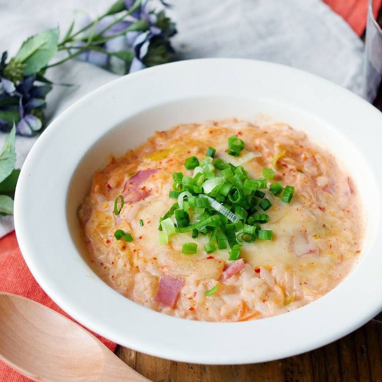 白いプレートで作ったキムチーズリゾット