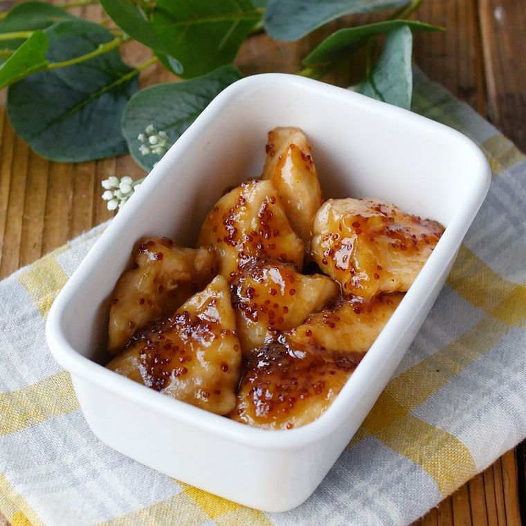 白い琺瑯容器に盛り付けたハニーマスタードチキン