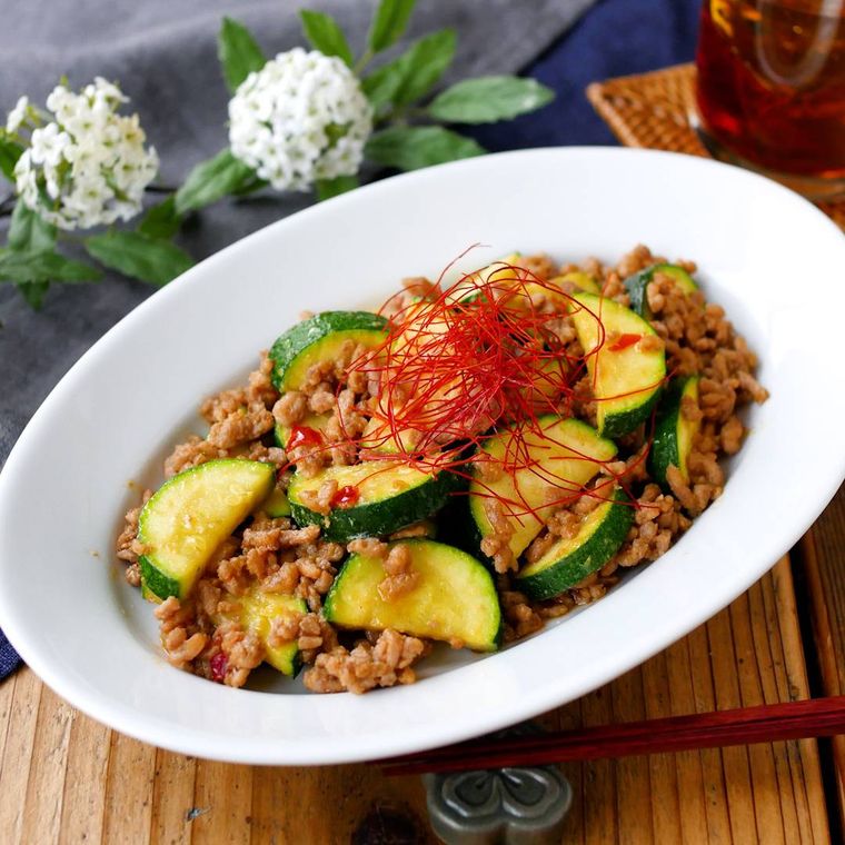 白いオーバルプレートに盛り付けたズッキーニと豚ひき肉のみそ炒め