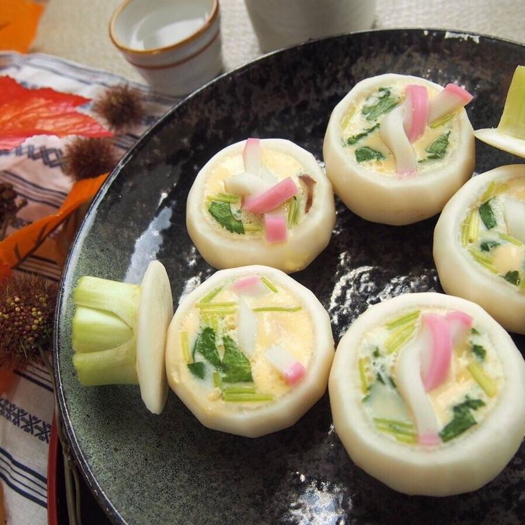 黒い皿に盛られたまるごとかぶの茶碗蒸し