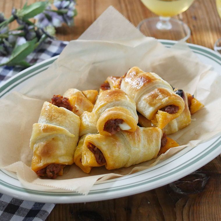 緑色の縁取りがある皿に盛りつけられたミートクロワッサン