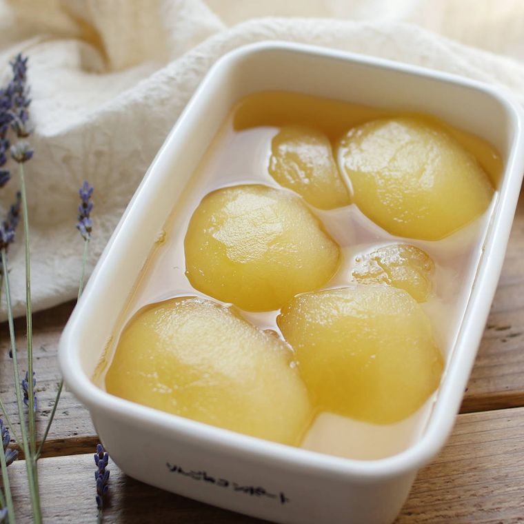 白い皿に入った紅玉のコンポート