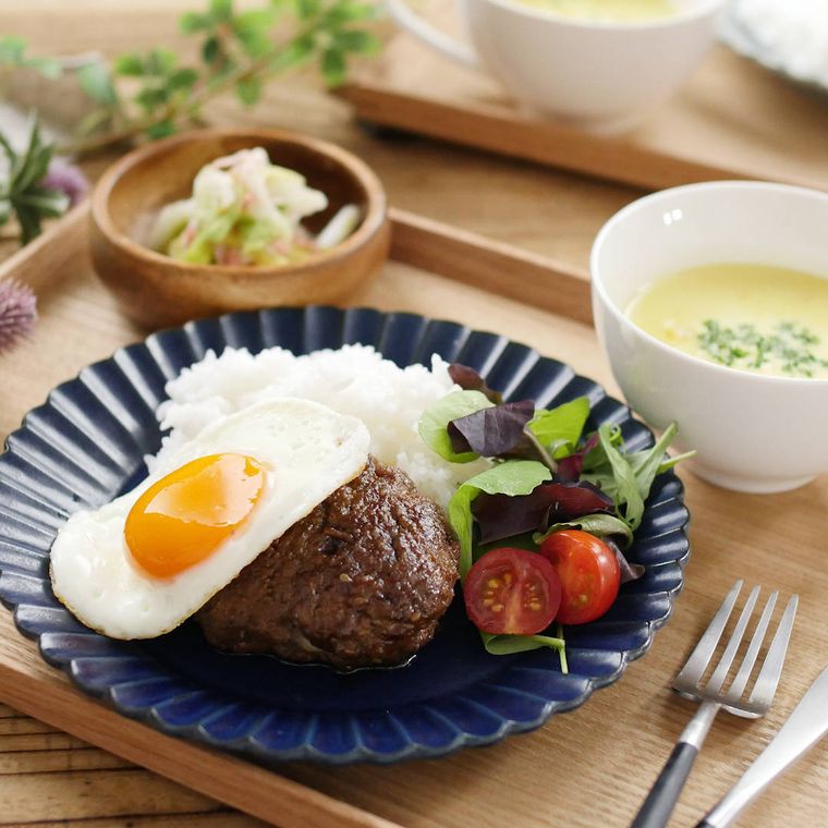 青い皿に盛り付けられた 照りたまハンバーグ