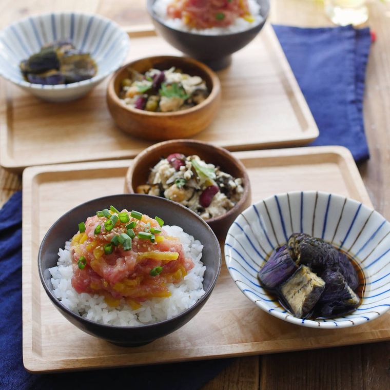 おぼんに盛り付けられたとろたく丼、なすの煮浸し、豆腐サラダ