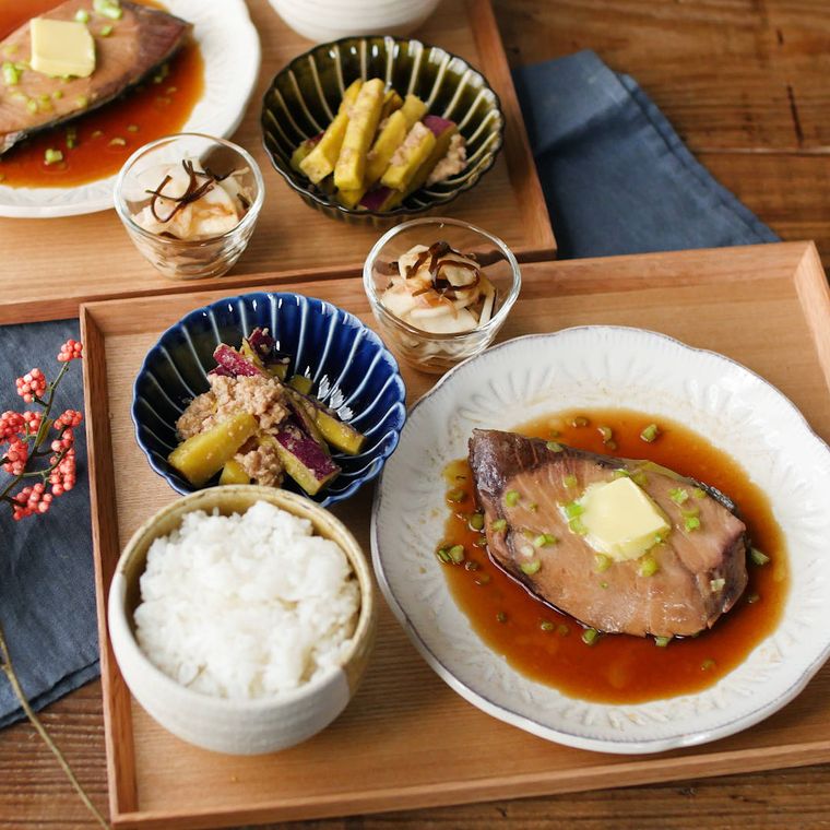 おぼんに盛り付けられたぶりの照り焼き、ごはん、小鉢