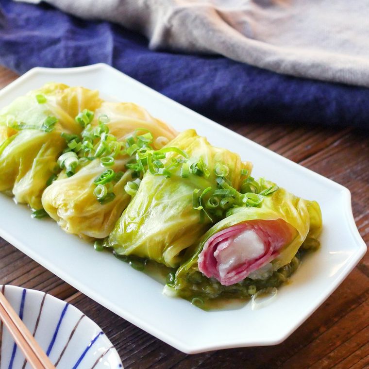 白い皿に盛り付けたベーコン餅のロールキャベツ