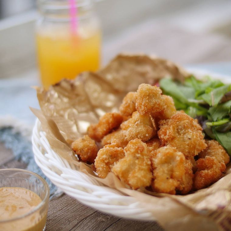 かごに盛り付けた鶏ささみのポップコーンチキン