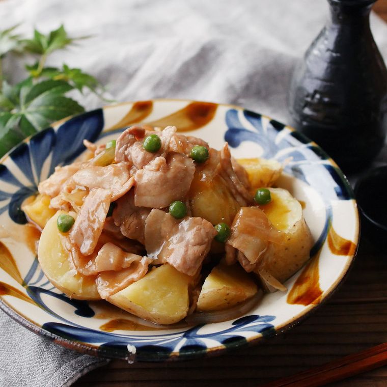 丸皿に盛り付けたあんかけ肉じゃが