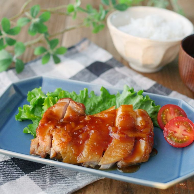 青い皿に盛り付けた鶏もも肉のマーマレード煮