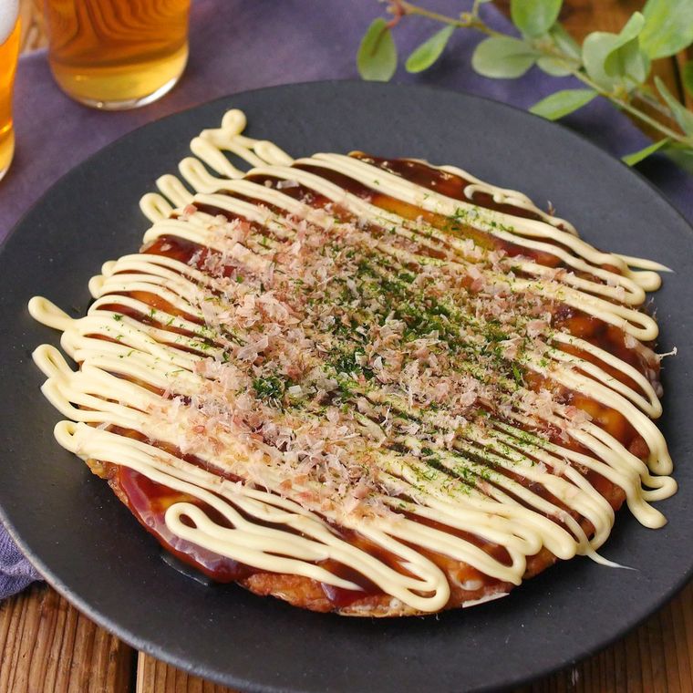 黒い皿に盛り付けたはんぺんともやしのお好み焼き
