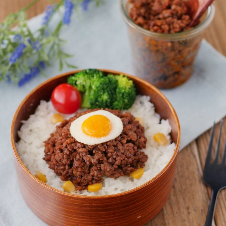 弁当箱に詰めたかけるハンバーグ
