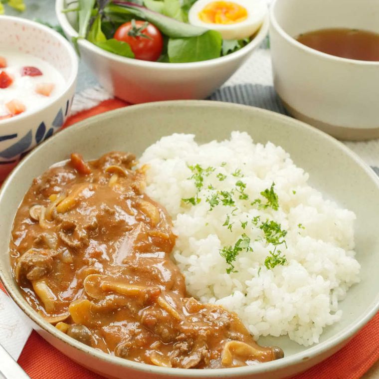丸皿に盛り付けたハッシュドビーフ