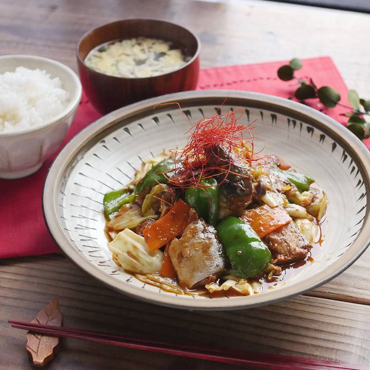 丸皿に盛り付けたさば缶の和風回鍋肉