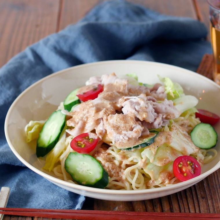 皿に盛り付けた豚しゃぶラーメンサラダ