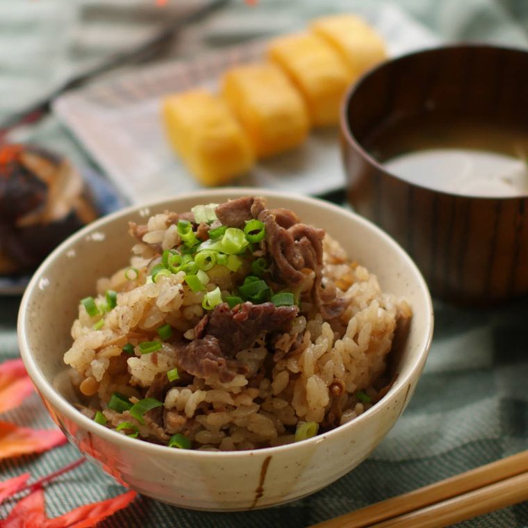 茶碗に盛られたなめ茸と牛肉の炊き込みごはん