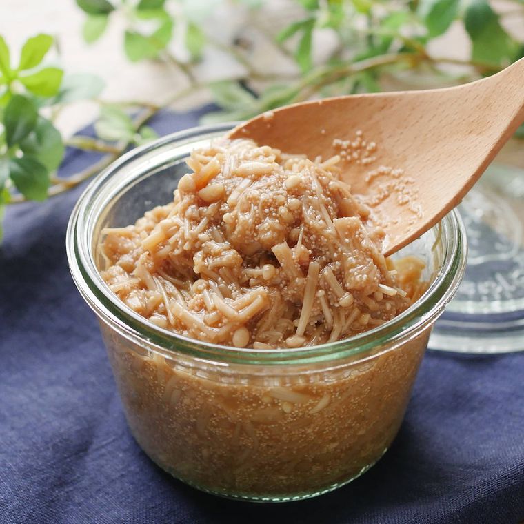 保存瓶に入った明太なめ茸を、スプーンですくっている様子