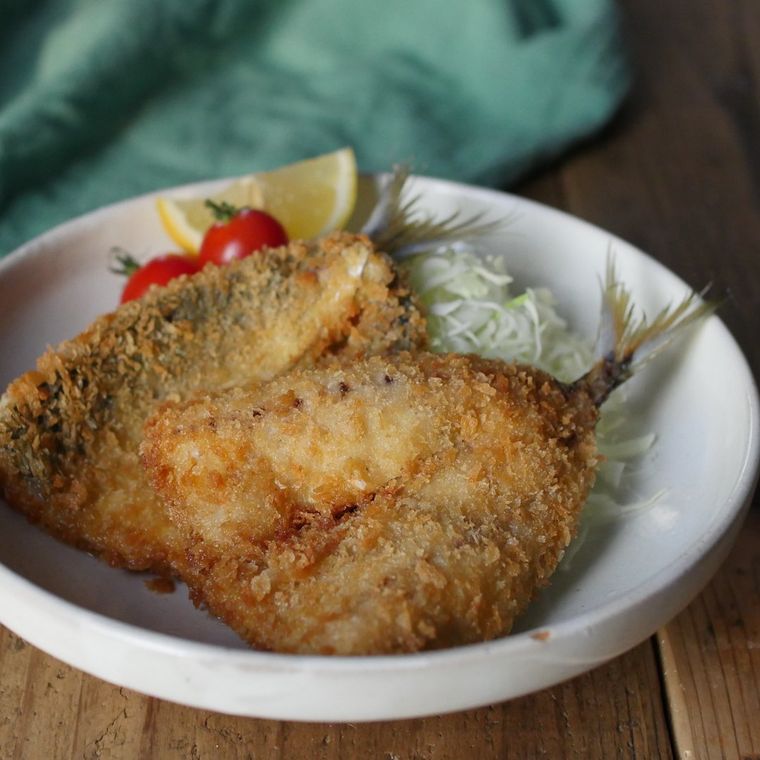 白い丸皿に盛られたあじフライ