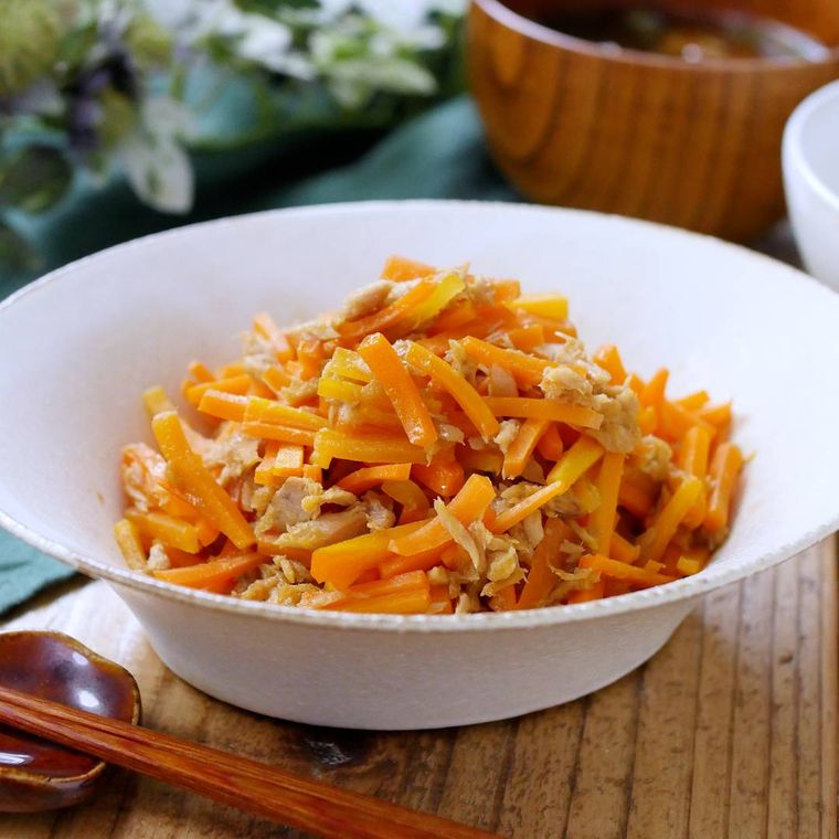 白い皿に盛り付けたにんじんとツナのきんぴら