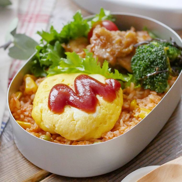 アルミのお弁当箱に盛り付けたまんまるオムレツ
