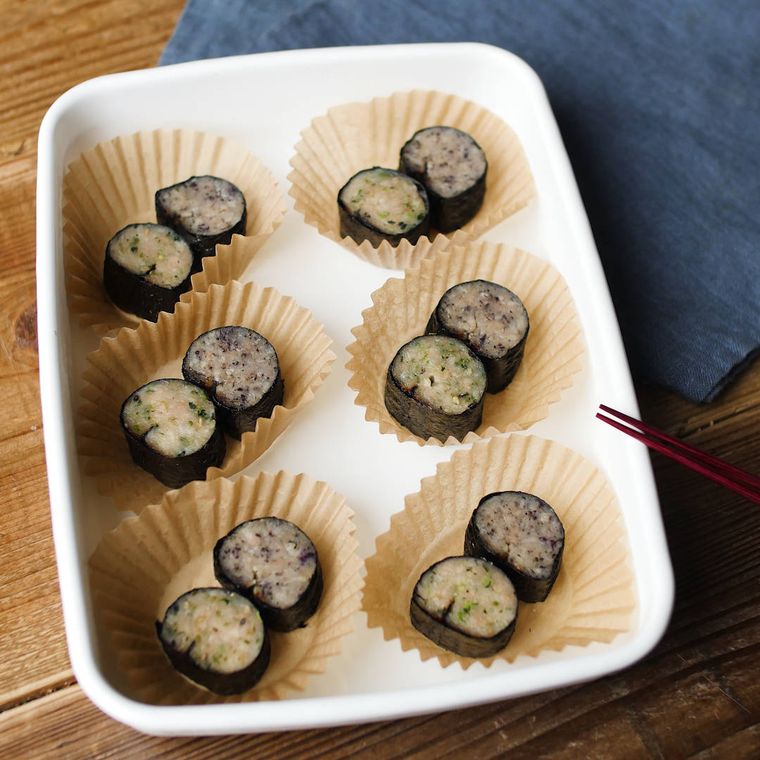 白く四角い容器に小分けに入れた海苔巻きつくね