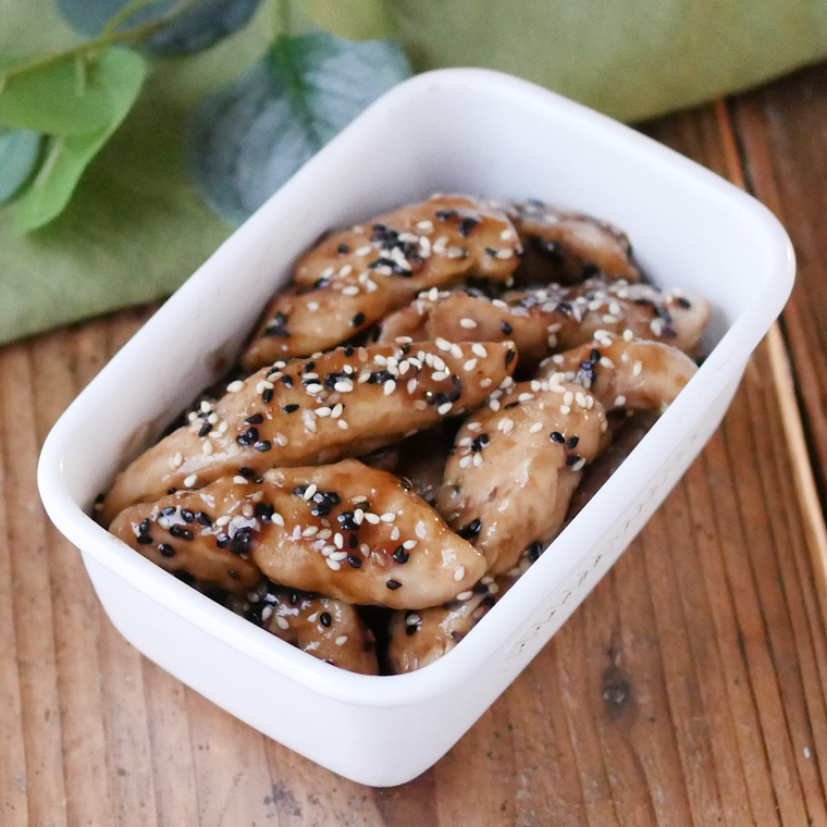 白く四角い容器に入れた鶏ささみの甘辛スティック