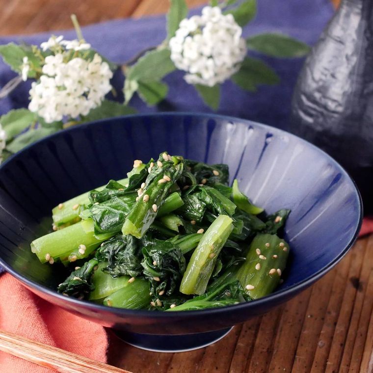 紺色の器に盛り付けた小松菜のナルム