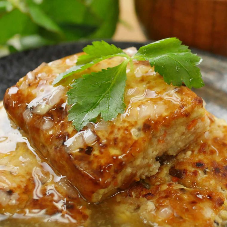 皿に盛られた豆腐と長芋の四角いヘルシーハンバーグ