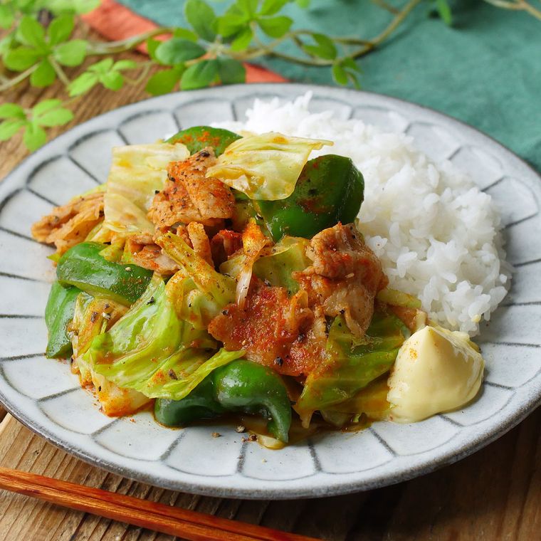 白い陶器に盛り付けた豚肉とキャベツのメキシカン炒め